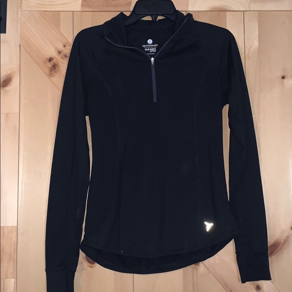 Semi-fitted quarter zip active top